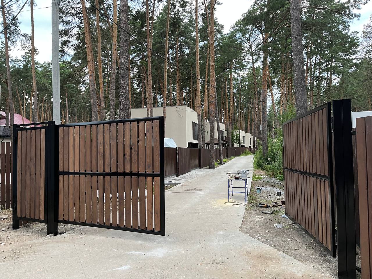 Изготовление и установка распашных ворот в Новосибирске