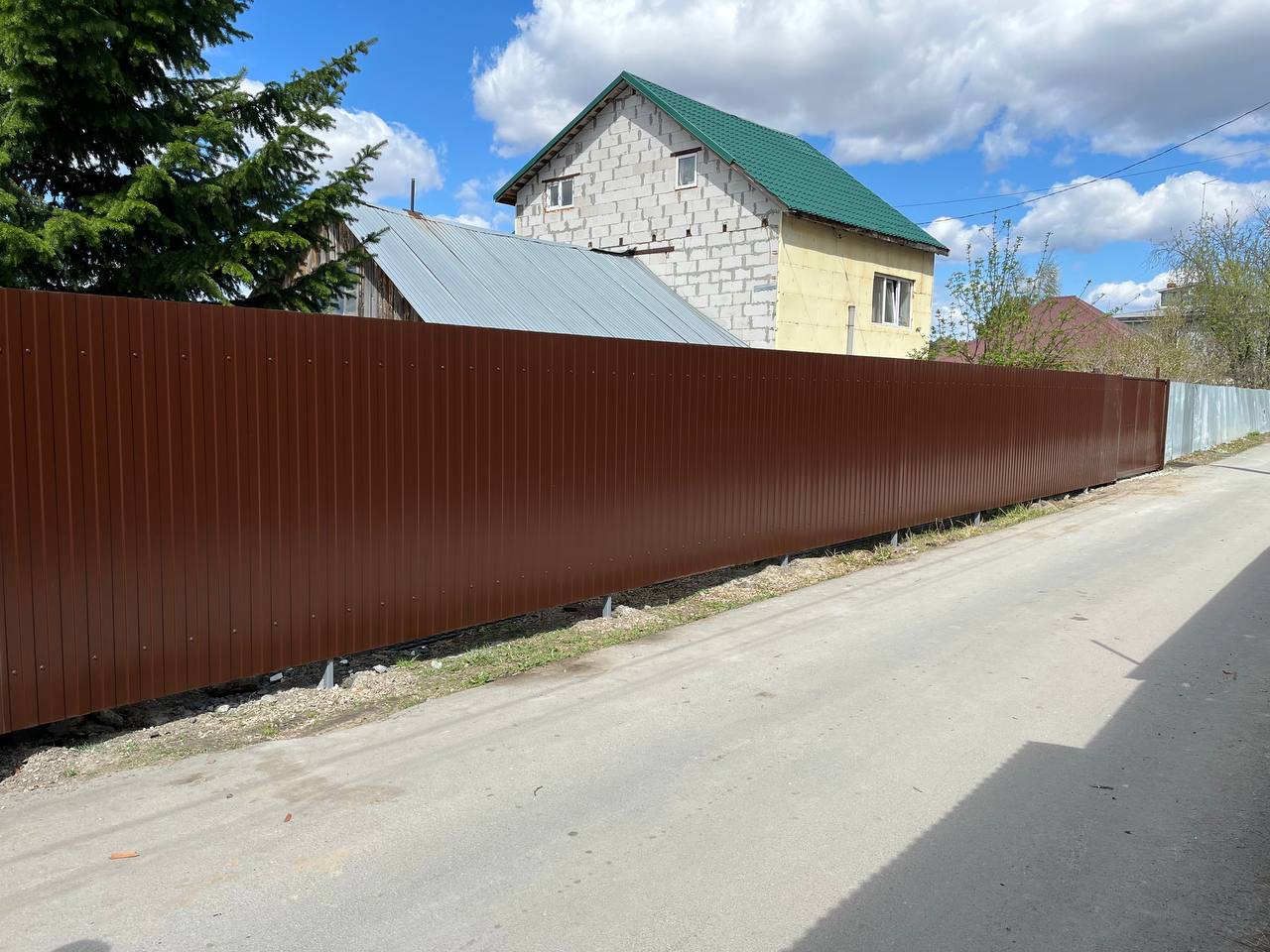 Изготовление и установка заборов из профнастила в Новосибирске