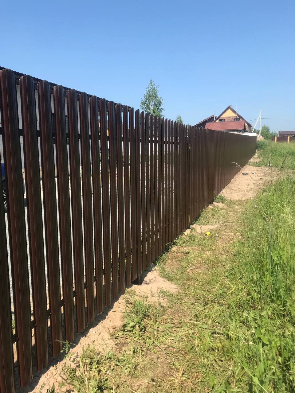 Изготовление и установка заборов из деревянного, металлического штакетника в Новосибирске