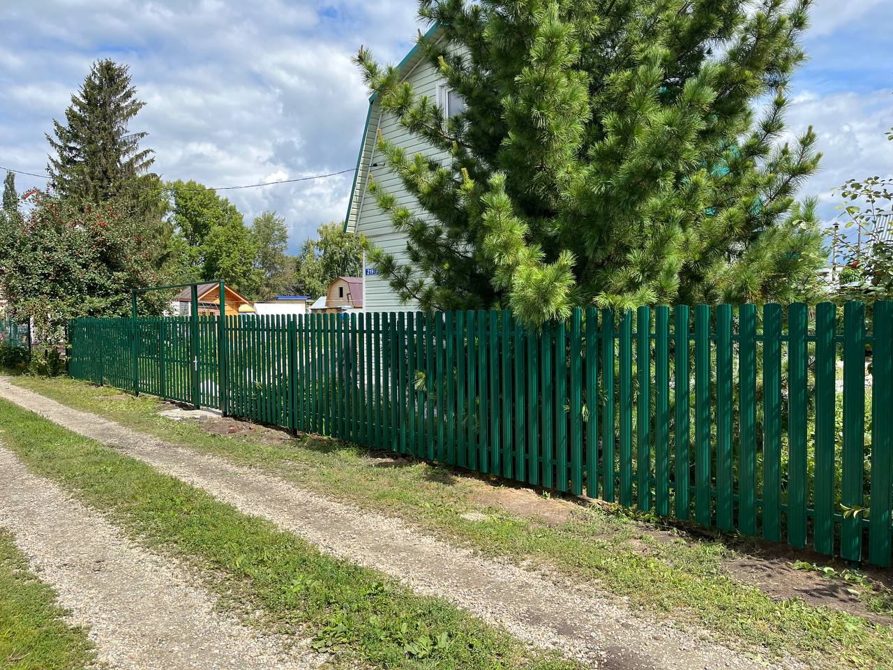 Изготовление и установка заборов из деревянного, металлического штакетника в Новосибирске